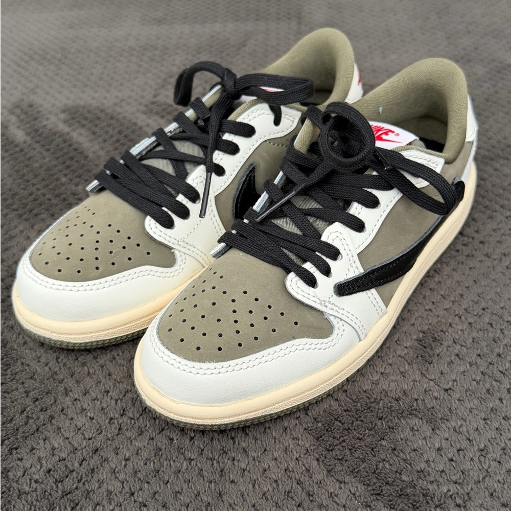Jordan 1 low se Travis Scott Med Olive size 13C